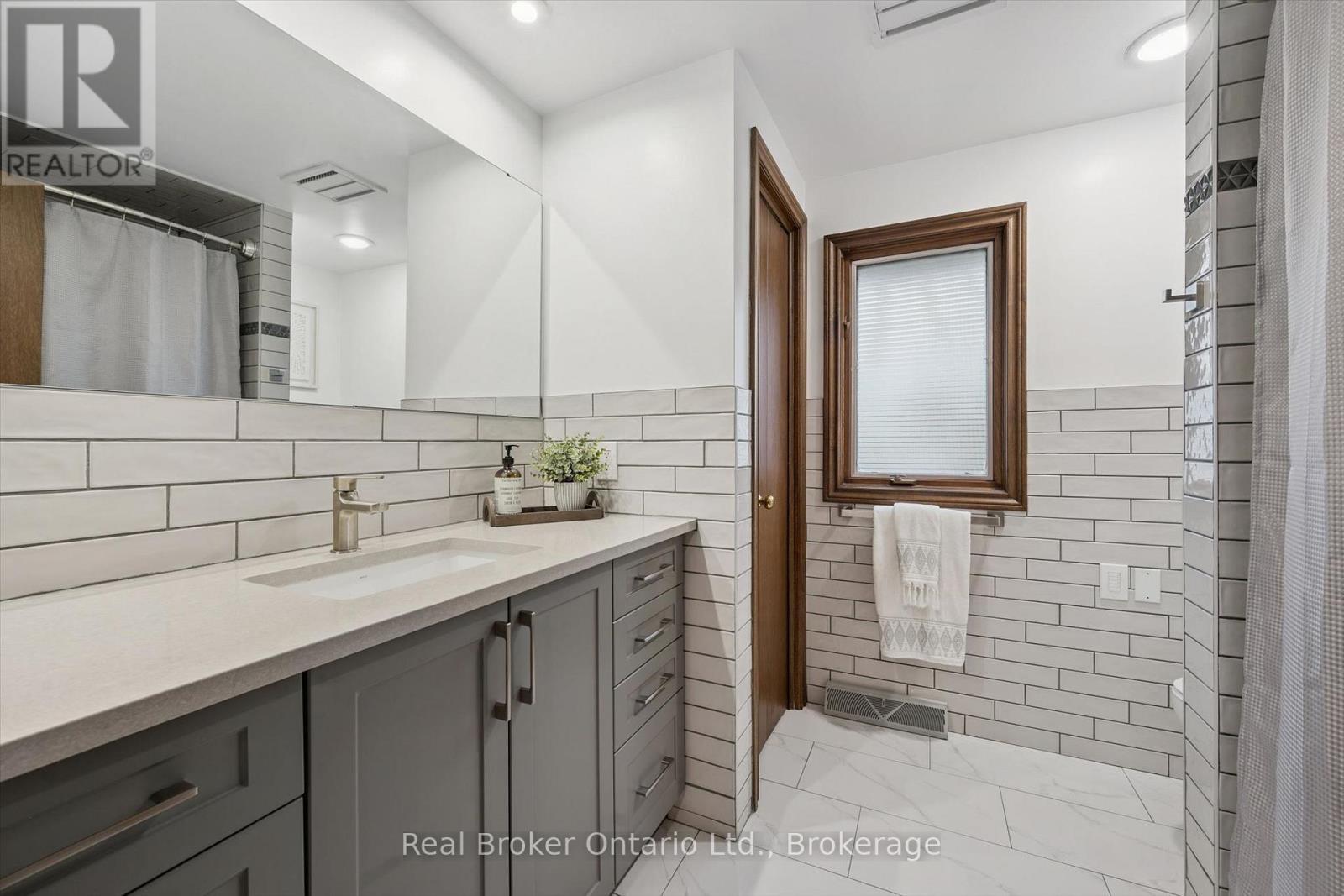32 Sunset Drive, Woolwich, ON - Indoor Photo Showing Bathroom