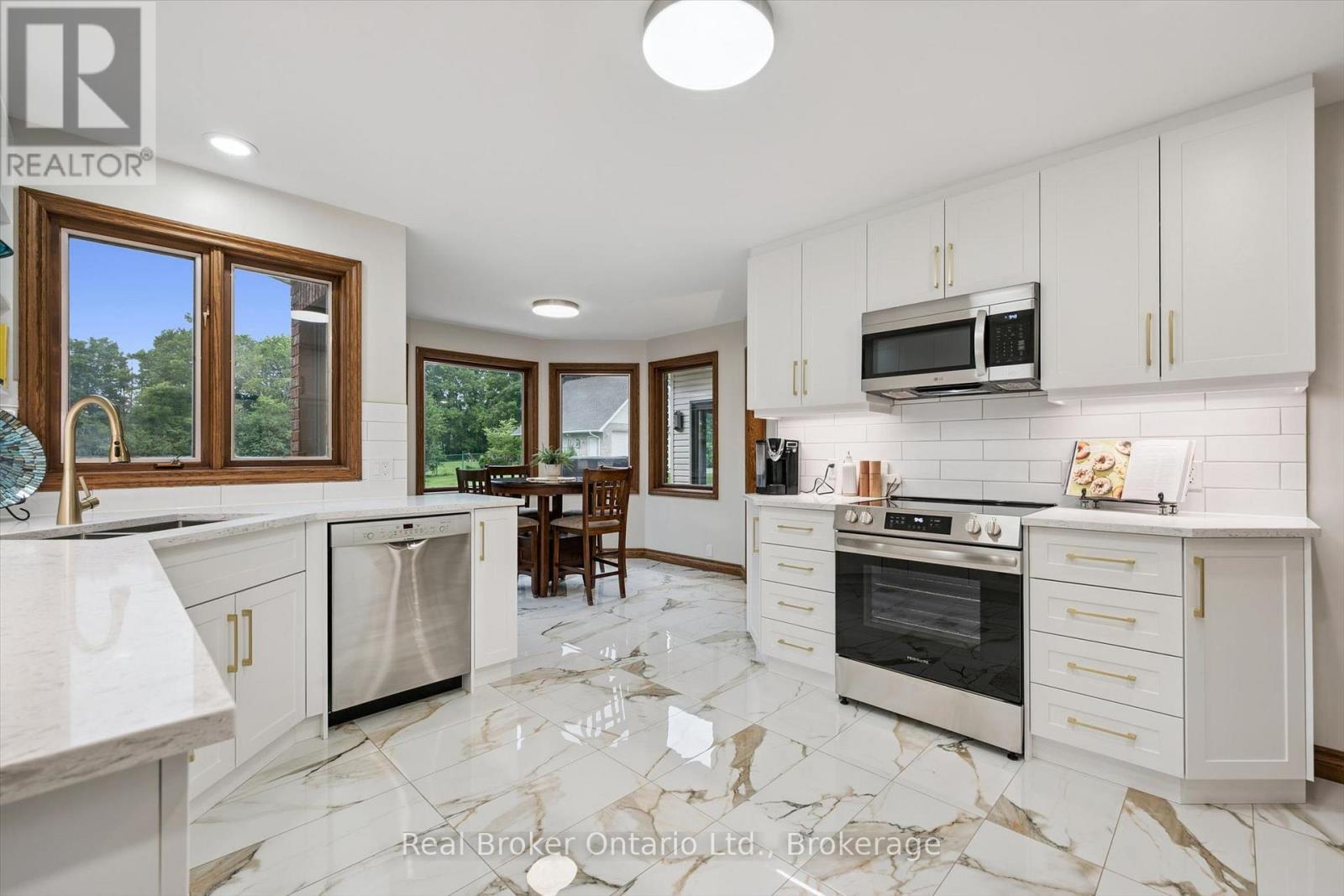 32 Sunset Drive, Woolwich, ON - Indoor Photo Showing Kitchen With Upgraded Kitchen