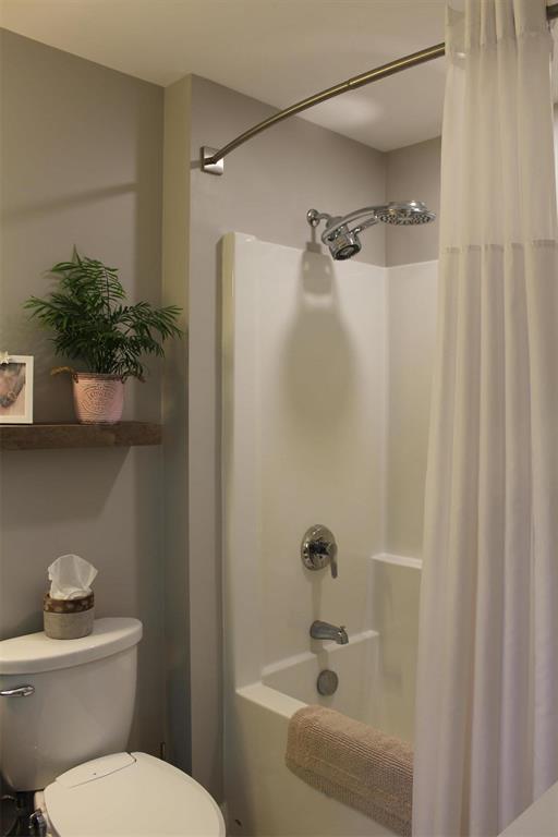 Ensuite in the primary bedroom. Double shower and soaker tub. - 7 Dalvik Road, Gimli Rm, MB - Indoor Photo Showing Bathroom
