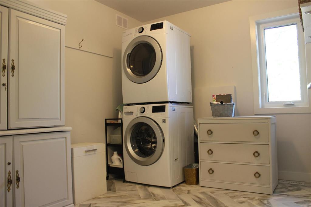 Third bedroom is presently used as a laundry room. One could move the laundry to the mudroom. - 7 Dalvik Road, Gimli Rm, MB - Indoor Photo Showing Laundry Room