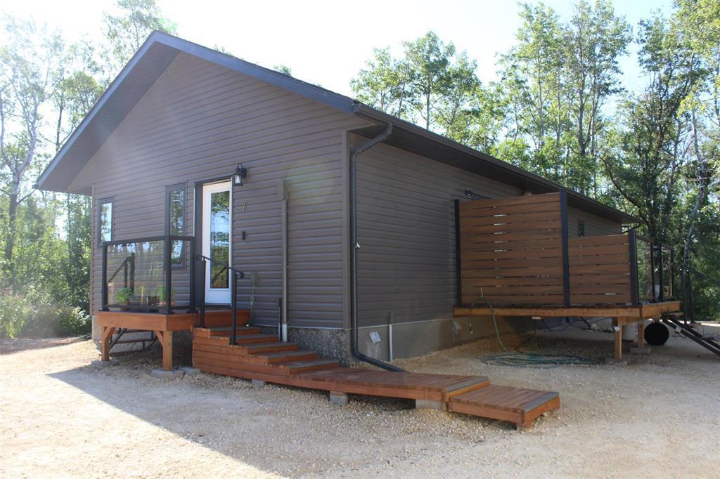 This side of the home faces Mosfel Circle and the door enters into the kitchen area. - 7 Dalvik Road, Gimli Rm, MB - Outdoor With Deck Patio Veranda With Exterior