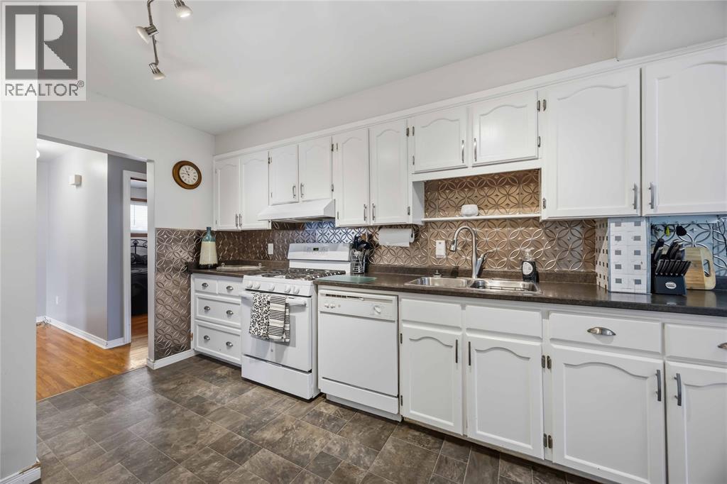 146 Westview Drive, St Clair, ON - Indoor Photo Showing Kitchen With Double Sink