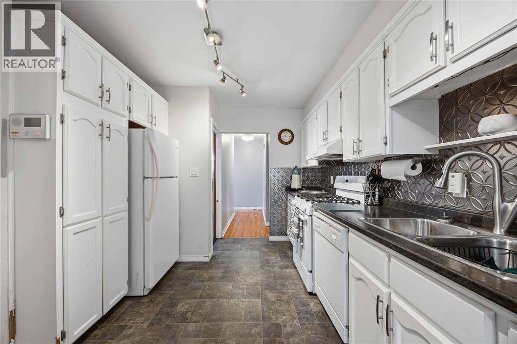 146 Westview Drive, St Clair, ON - Indoor Photo Showing Kitchen With Double Sink