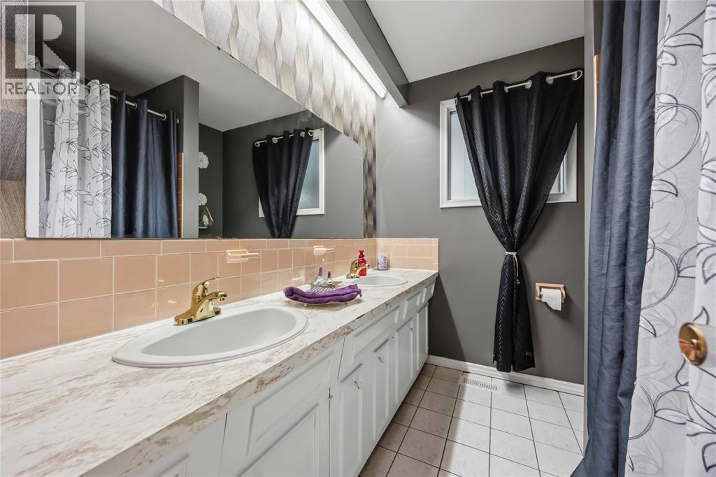 146 Westview Drive, St Clair, ON - Indoor Photo Showing Bathroom