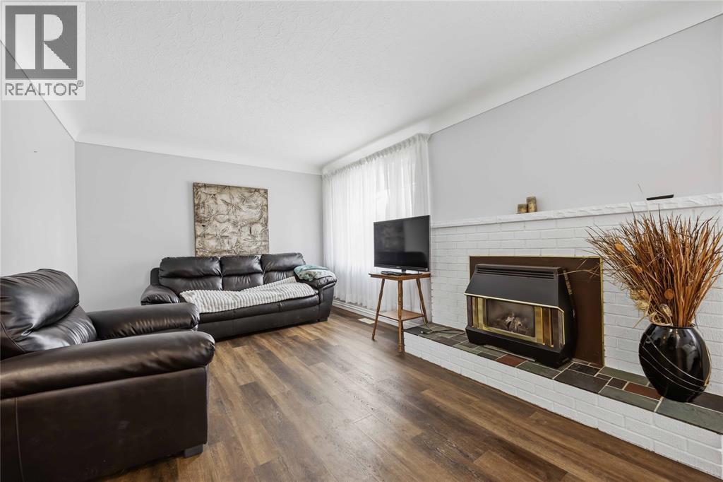 146 Westview Drive, St Clair, ON - Indoor Photo Showing Living Room With Fireplace