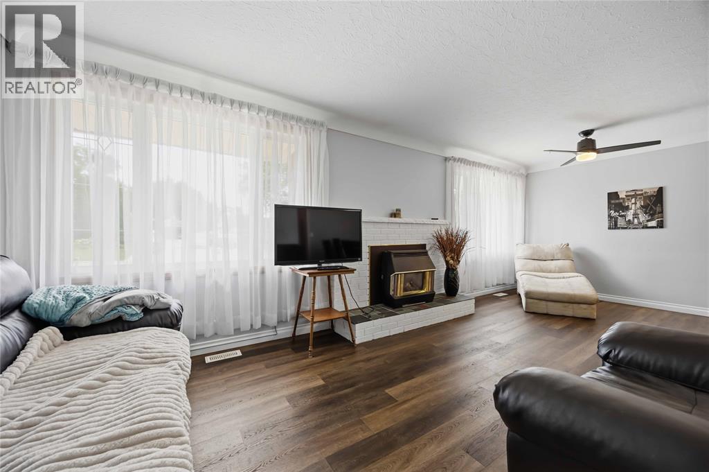 146 Westview Drive, St Clair, ON - Indoor Photo Showing Living Room With Fireplace