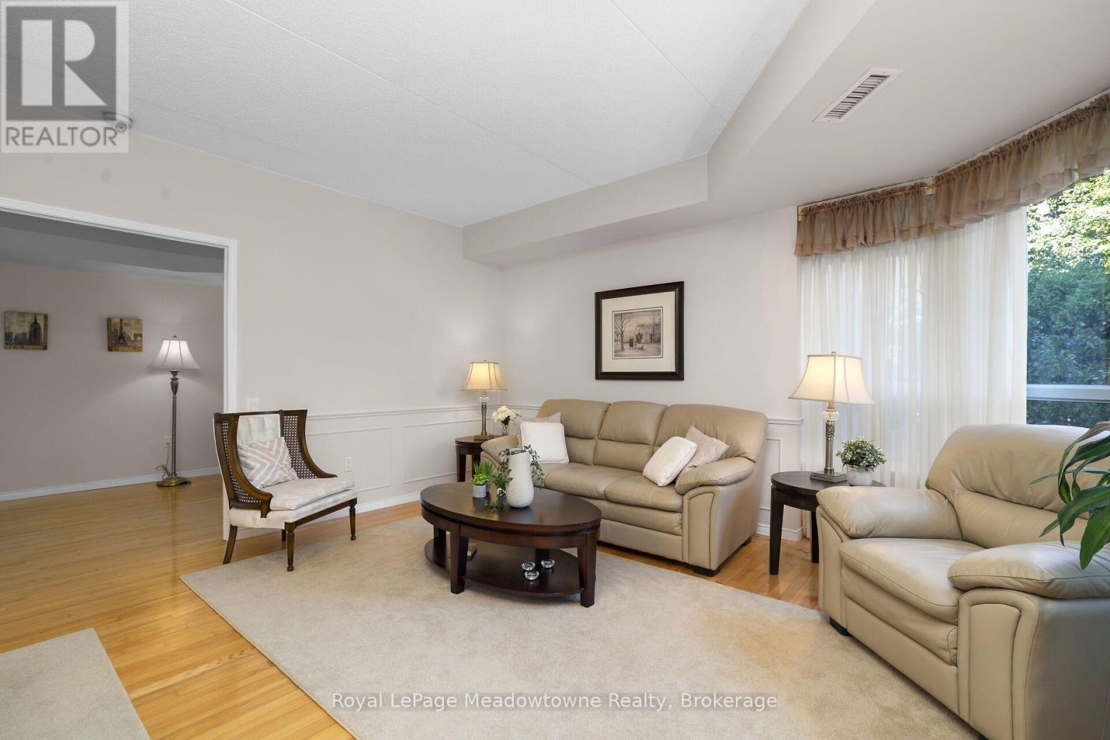 210 - 2075 Amherst Heights Drive, Burlington (Brant Hills), ON - Indoor Photo Showing Living Room