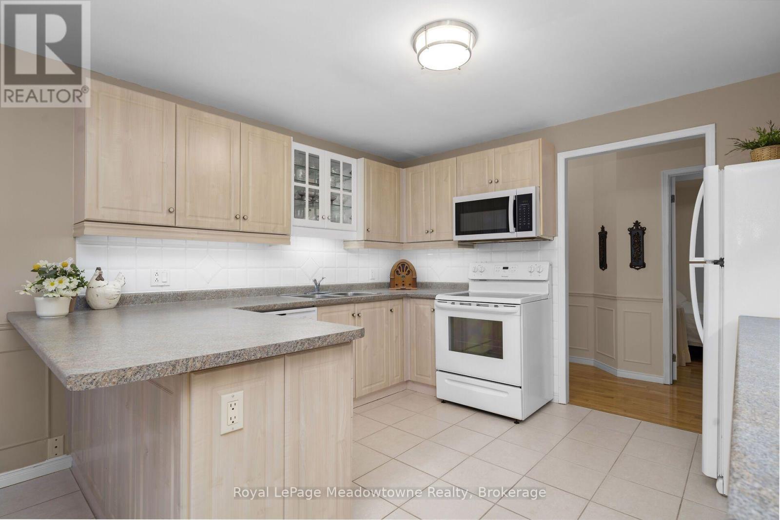 210 - 2075 Amherst Heights Drive, Burlington (Brant Hills), ON - Indoor Photo Showing Kitchen