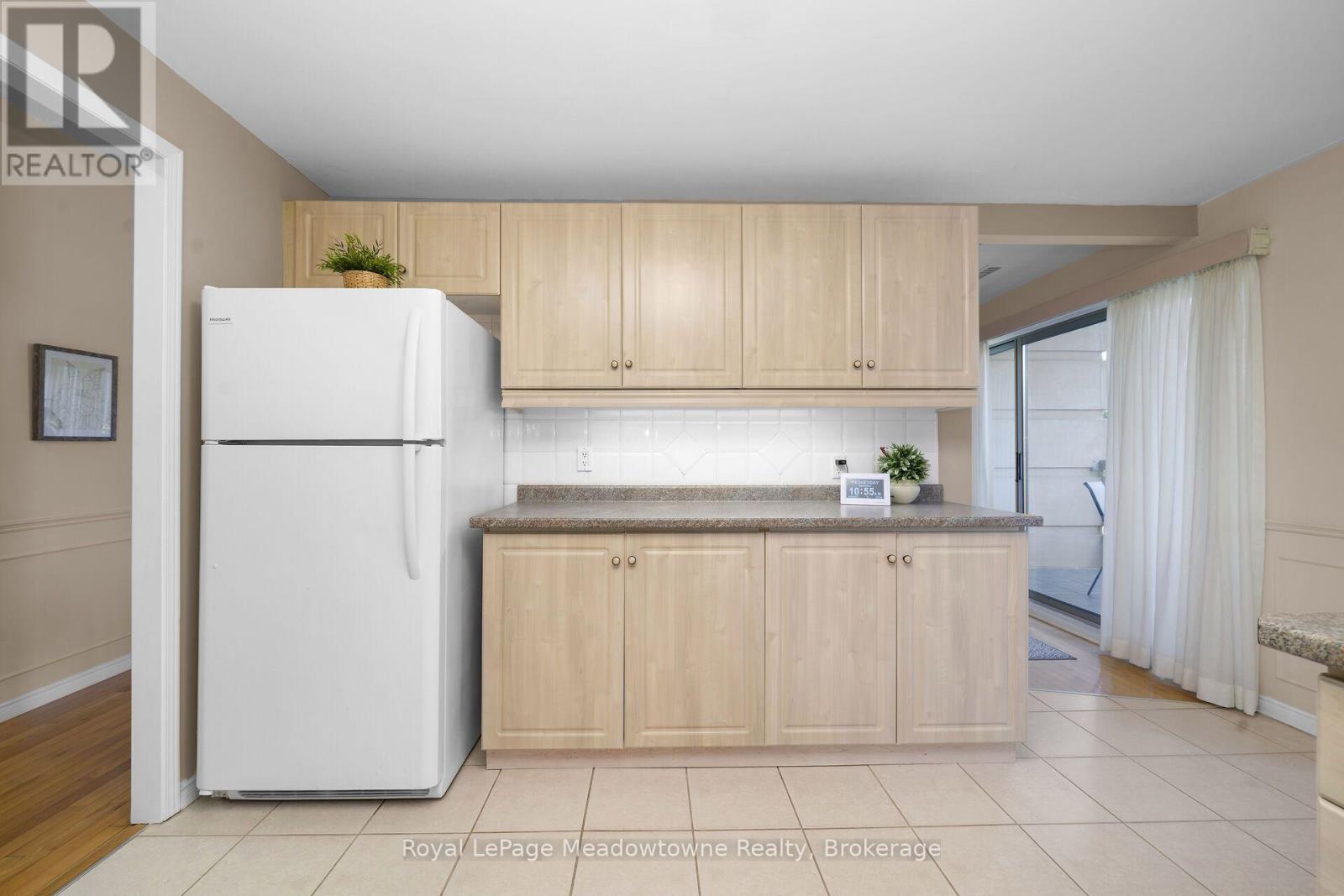 210 - 2075 Amherst Heights Drive, Burlington (Brant Hills), ON - Indoor Photo Showing Kitchen