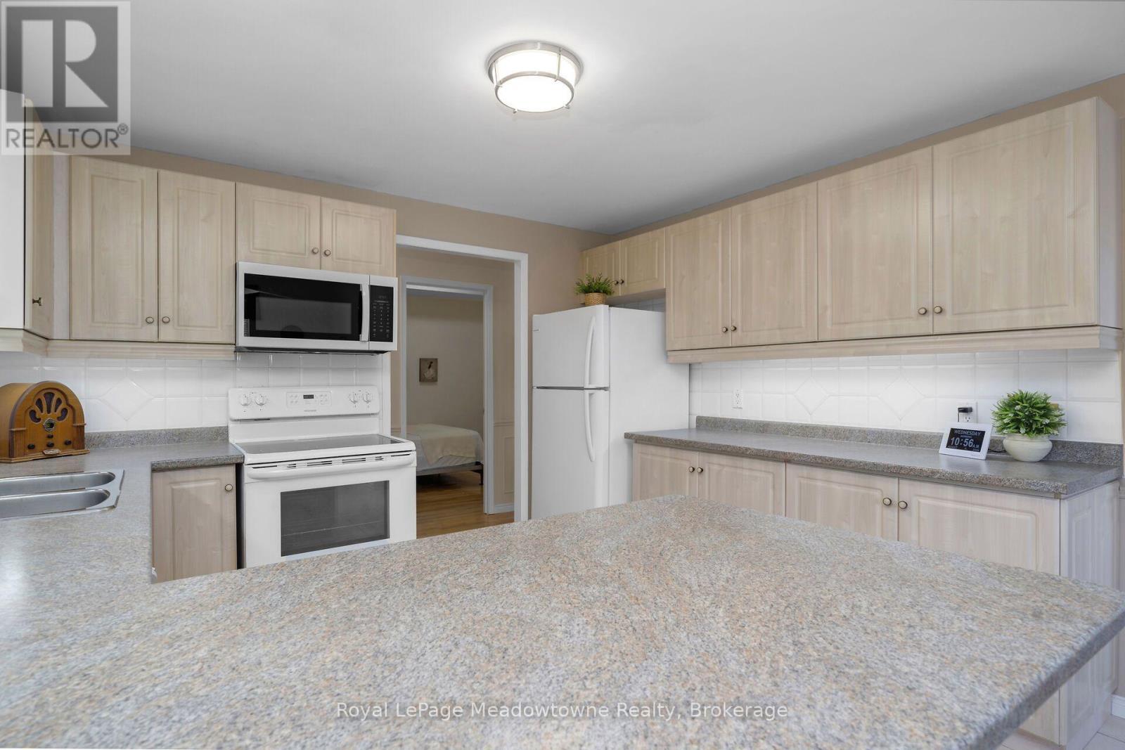 210 - 2075 Amherst Heights Drive, Burlington (Brant Hills), ON - Indoor Photo Showing Kitchen
