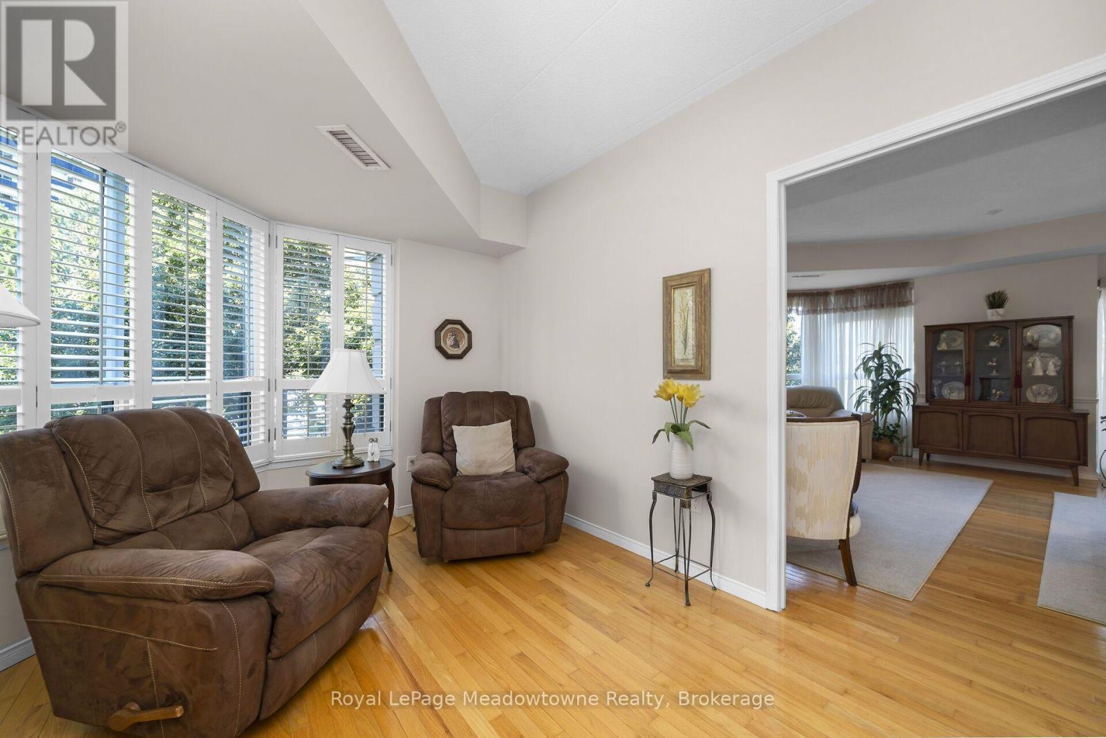 210 - 2075 Amherst Heights Drive, Burlington (Brant Hills), ON - Indoor Photo Showing Living Room