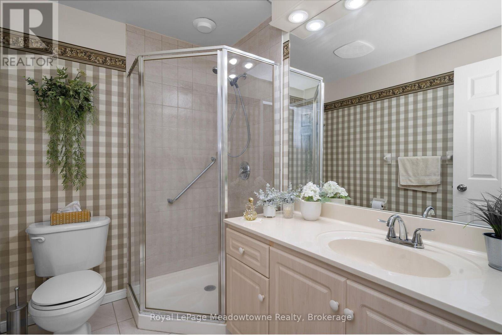 210 - 2075 Amherst Heights Drive, Burlington (Brant Hills), ON - Indoor Photo Showing Bathroom