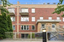 122 - 20 ELSIE LANE Toronto, ON M6P 3N9