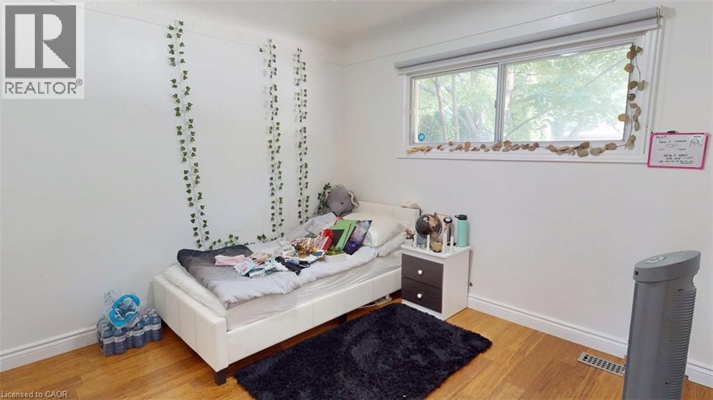 56 Lower Horning Road, Hamilton, ON - Indoor Photo Showing Bedroom