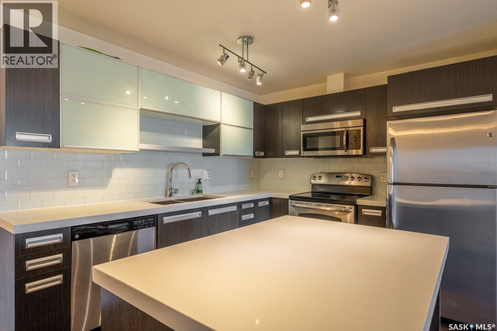 102 1610 Dakota Drive, Regina, SK - Indoor Photo Showing Kitchen With Stainless Steel Kitchen With Double Sink With Upgraded Kitchen
