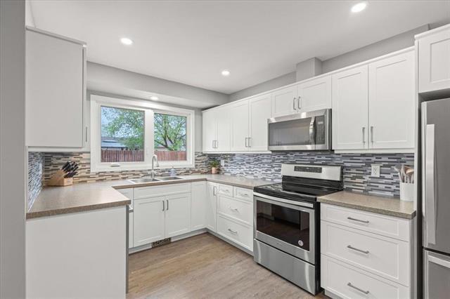 31 Werrell Cr, Winnipeg, MB - Indoor Photo Showing Kitchen With Double Sink With Upgraded Kitchen