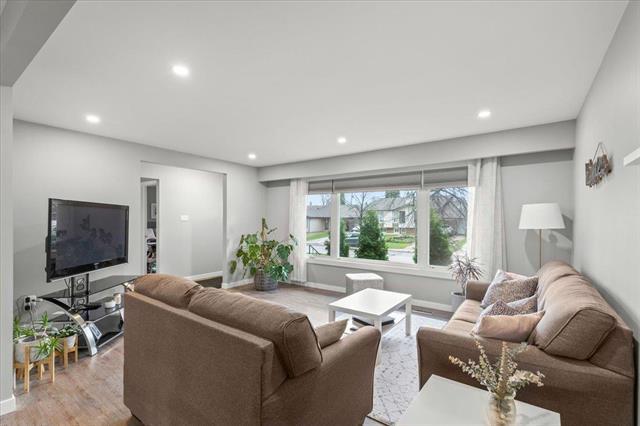 31 Werrell Cr, Winnipeg, MB - Indoor Photo Showing Living Room