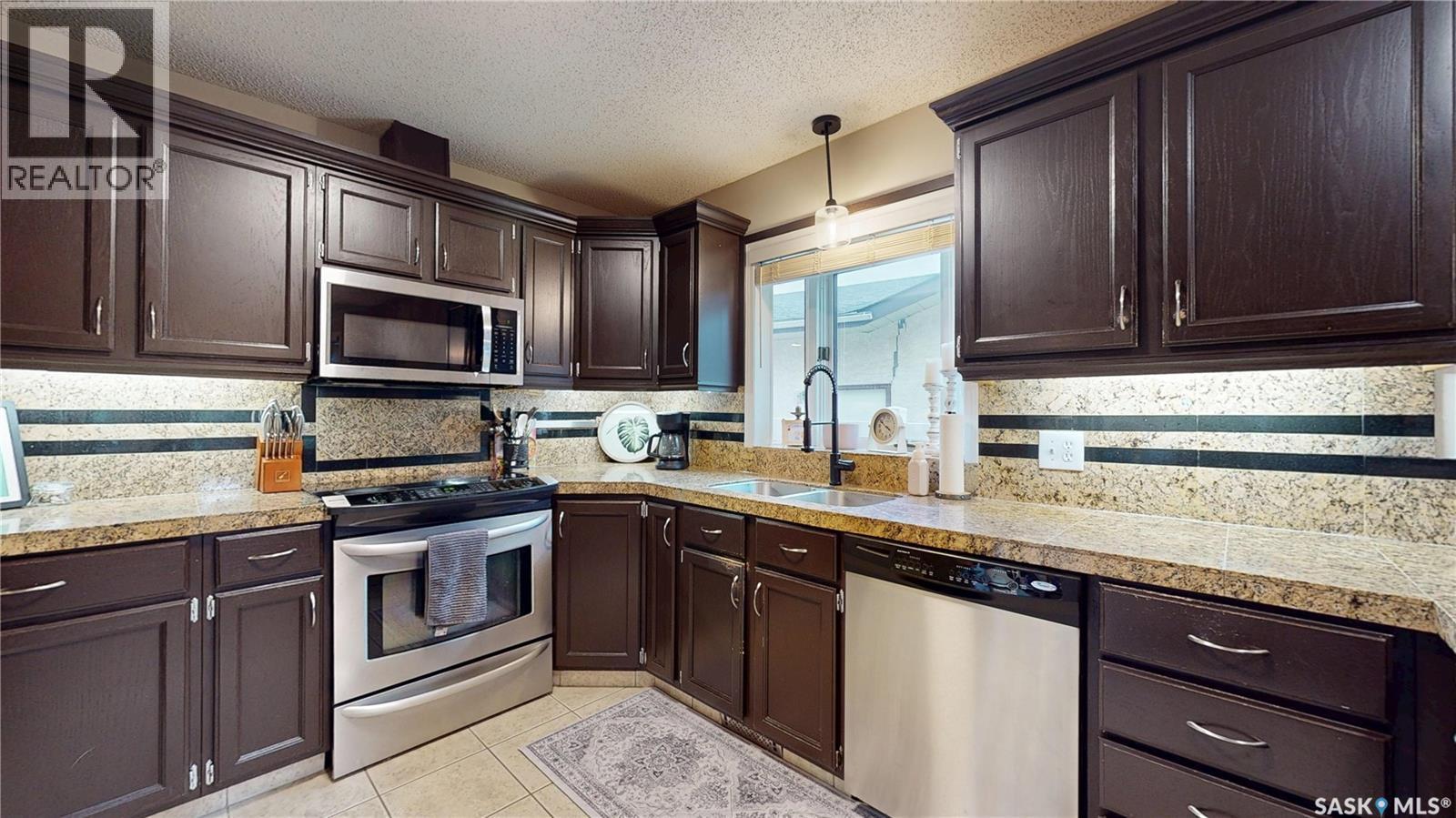 3107 Andreychuk Place E, Regina, SK - Indoor Photo Showing Kitchen With Double Sink