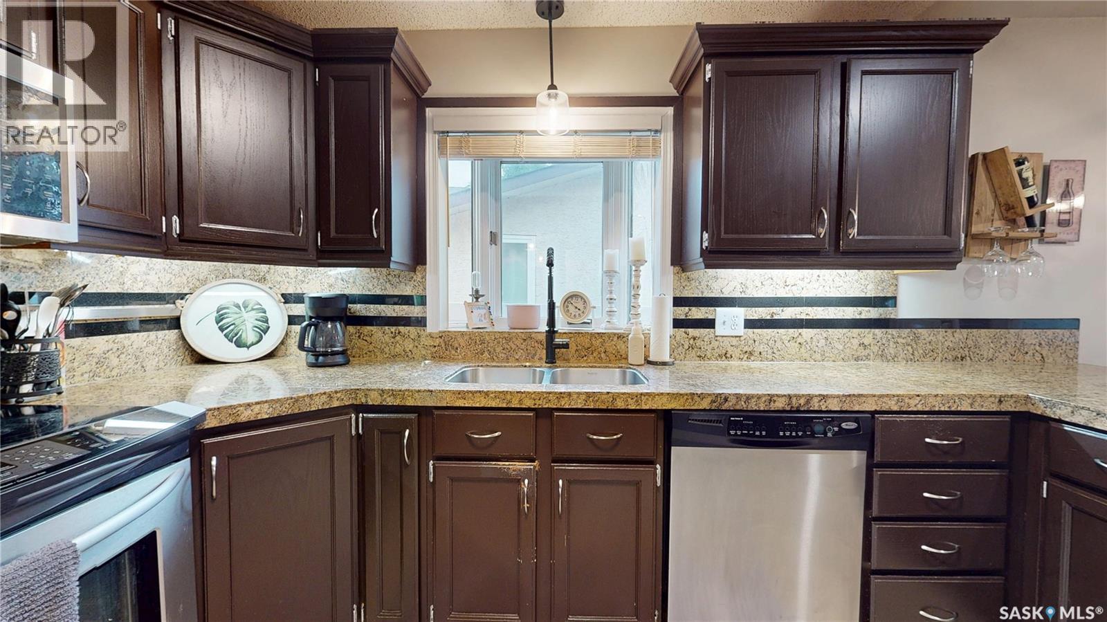 3107 Andreychuk Place E, Regina, SK - Indoor Photo Showing Kitchen With Double Sink