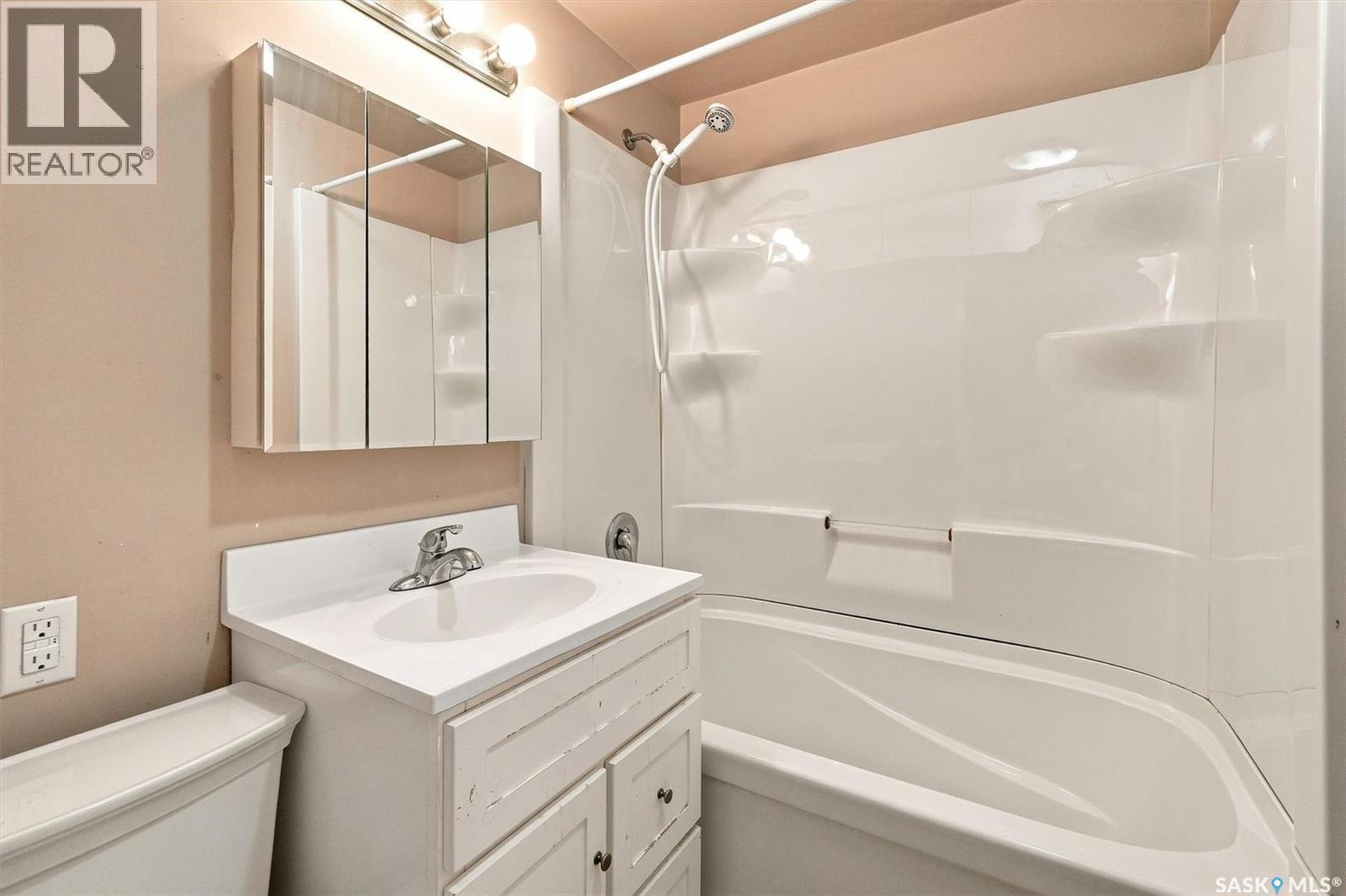 2204 Lorne Avenue, Saskatoon, SK - Indoor Photo Showing Bathroom