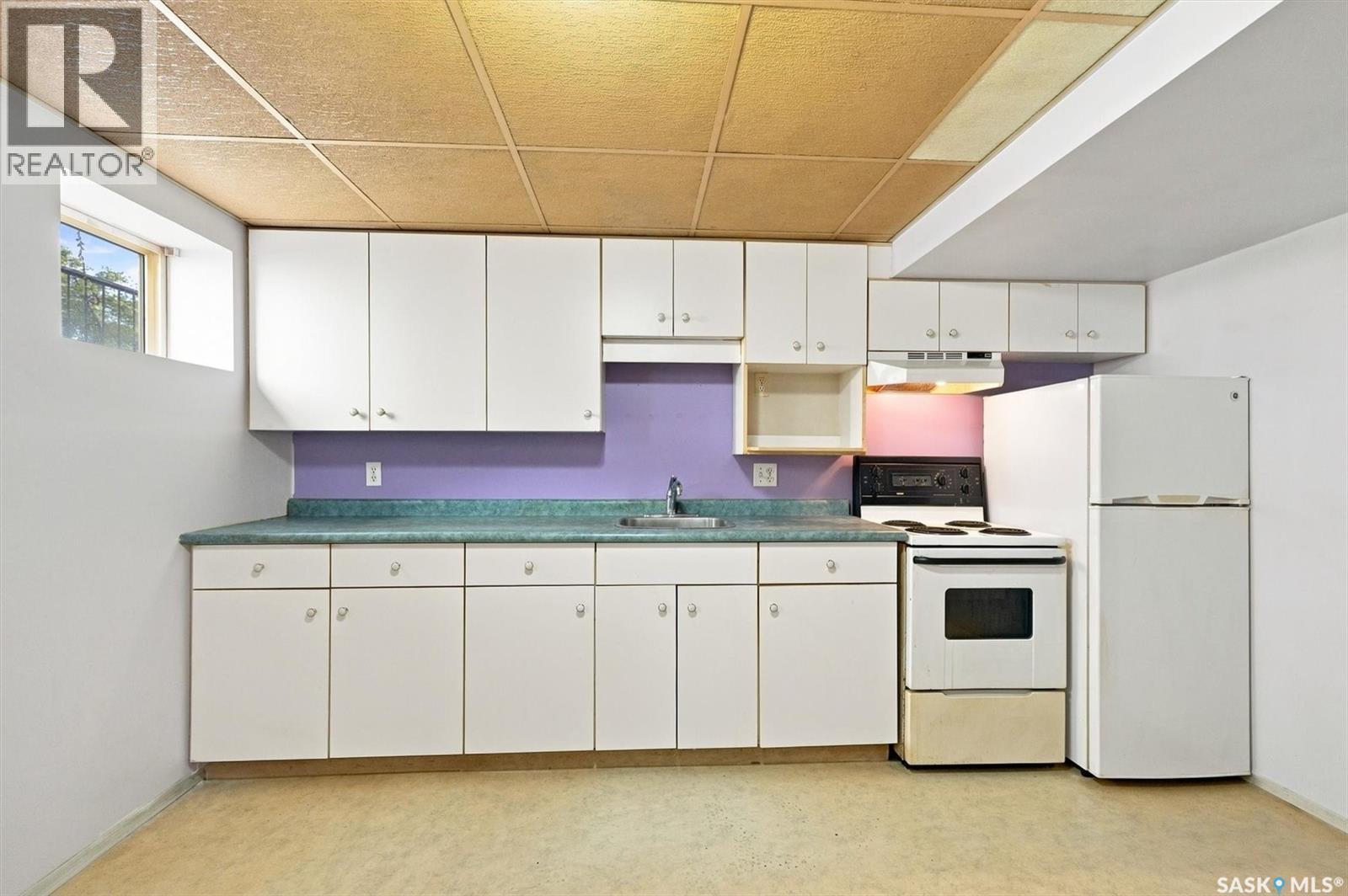 2204 Lorne Avenue, Saskatoon, SK - Indoor Photo Showing Kitchen