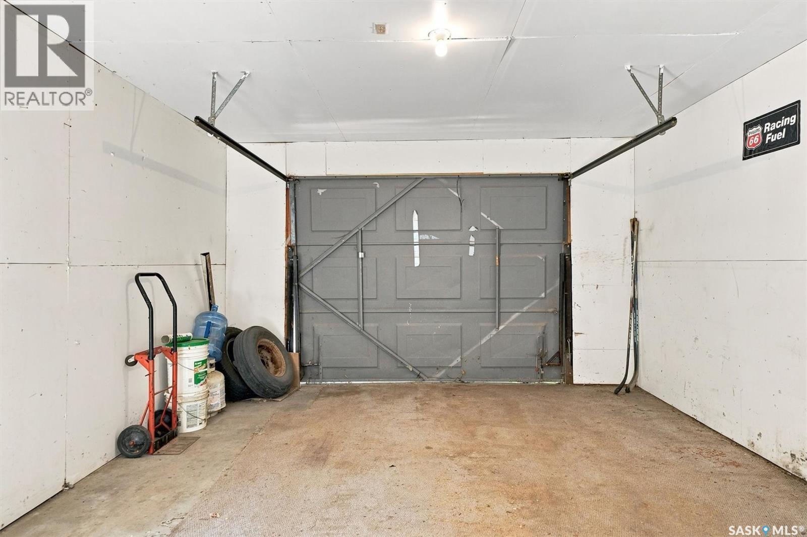 2204 Lorne Avenue, Saskatoon, SK - Indoor Photo Showing Garage