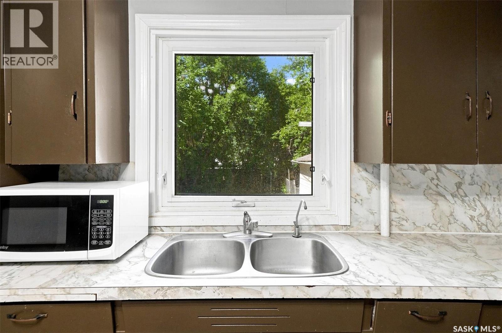 2204 Lorne Avenue, Saskatoon, SK - Indoor Photo Showing Kitchen With Double Sink