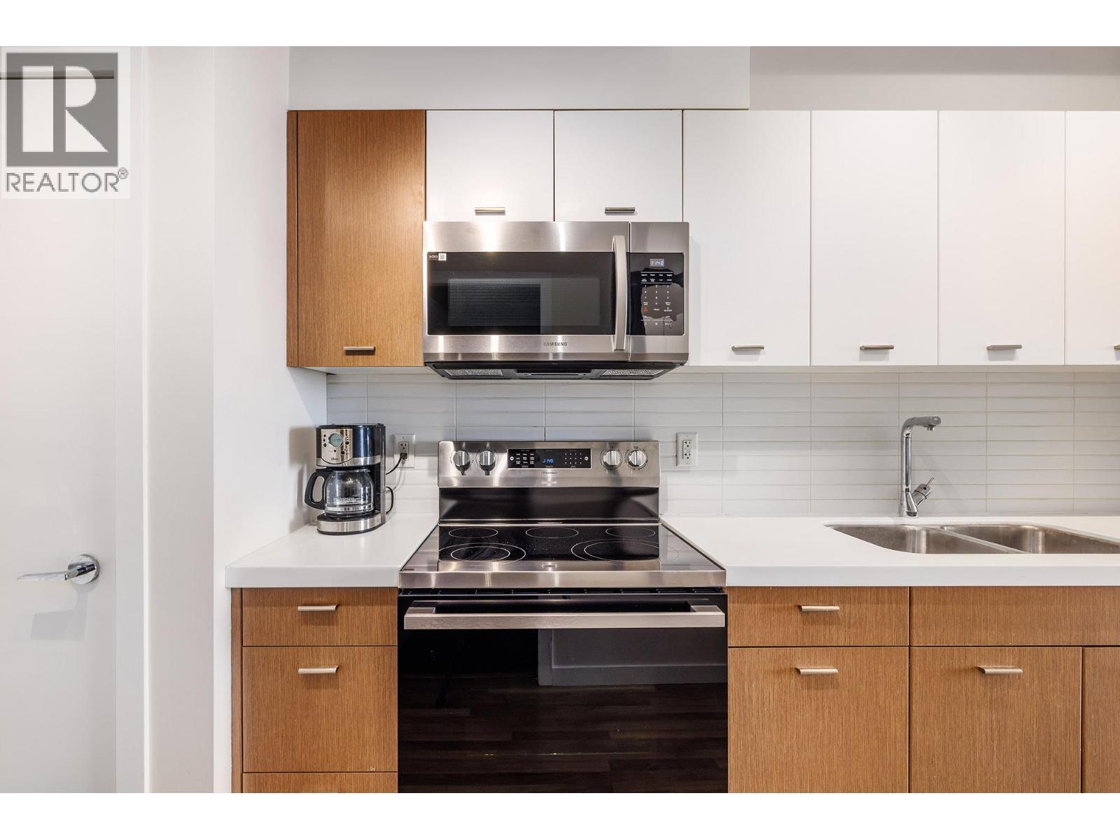 1550 Dickson Avenue Unit# 405 Lot# 71, Kelowna, BC - Indoor Photo Showing Kitchen With Double Sink