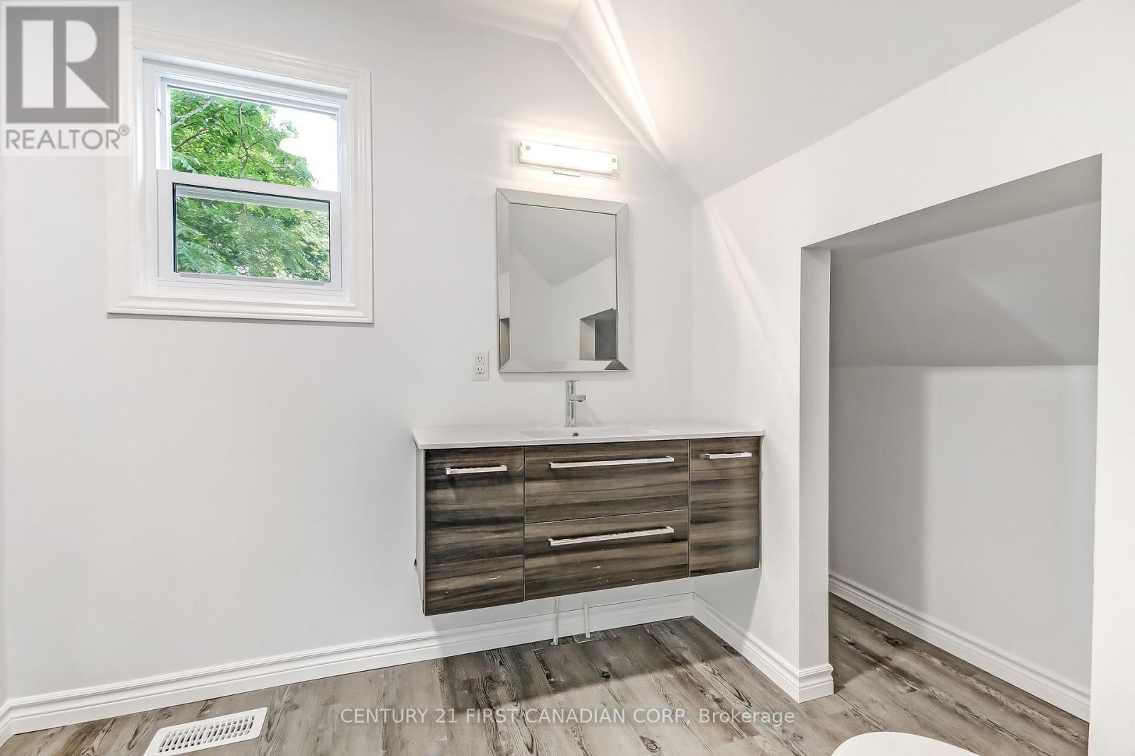 76 Chestnut Street, St. Thomas, ON - Indoor Photo Showing Bathroom