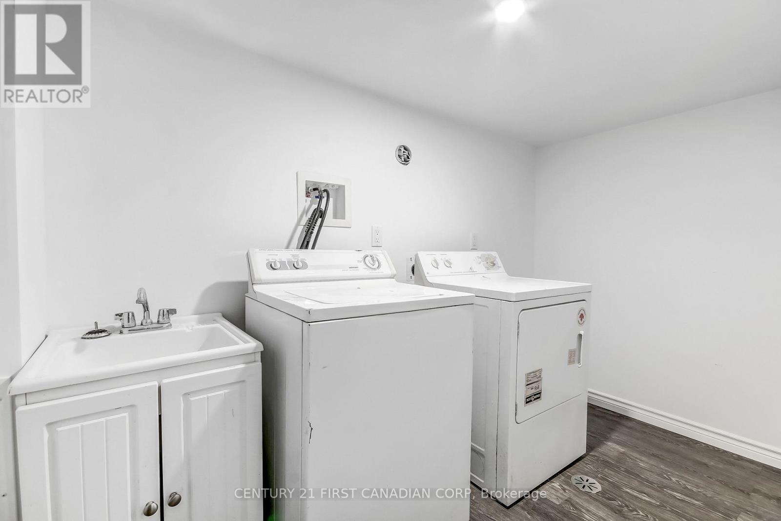 76 Chestnut Street, St. Thomas, ON - Indoor Photo Showing Laundry Room