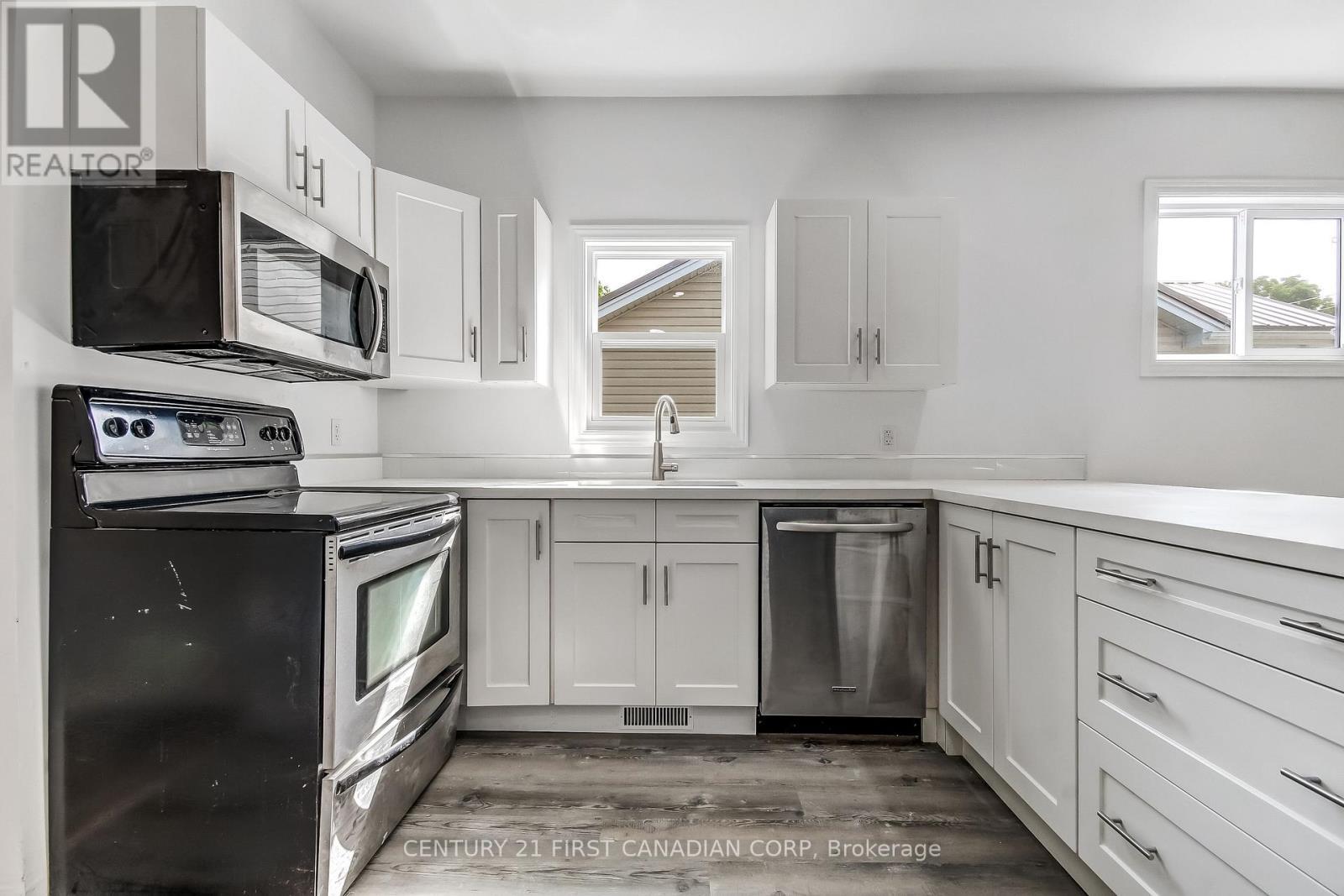 76 Chestnut Street, St. Thomas, ON - Indoor Photo Showing Kitchen With Upgraded Kitchen