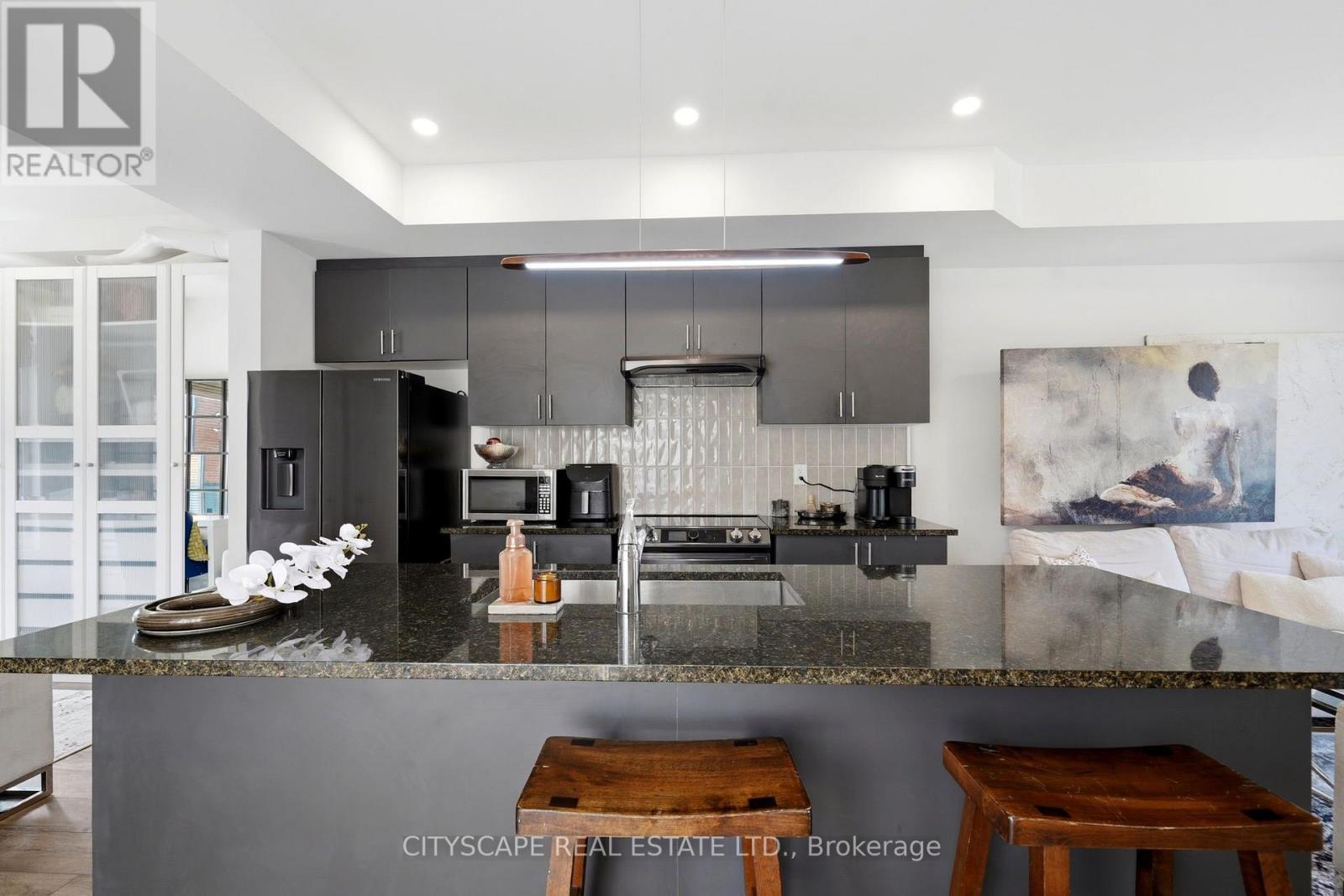 28 - 2 Willow Street, Brant, ON - Indoor Photo Showing Kitchen With Upgraded Kitchen