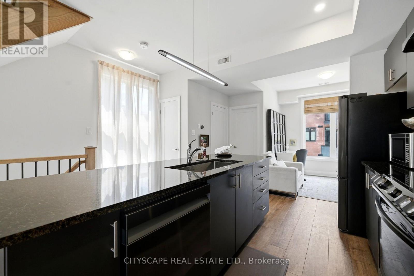 28 - 2 Willow Street, Brant, ON - Indoor Photo Showing Kitchen