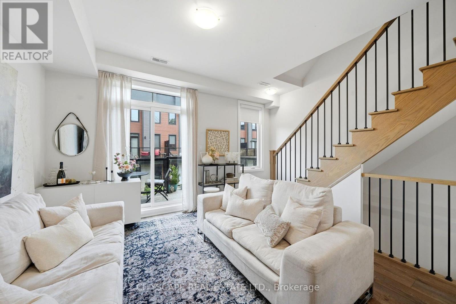 28 - 2 Willow Street, Brant, ON - Indoor Photo Showing Living Room