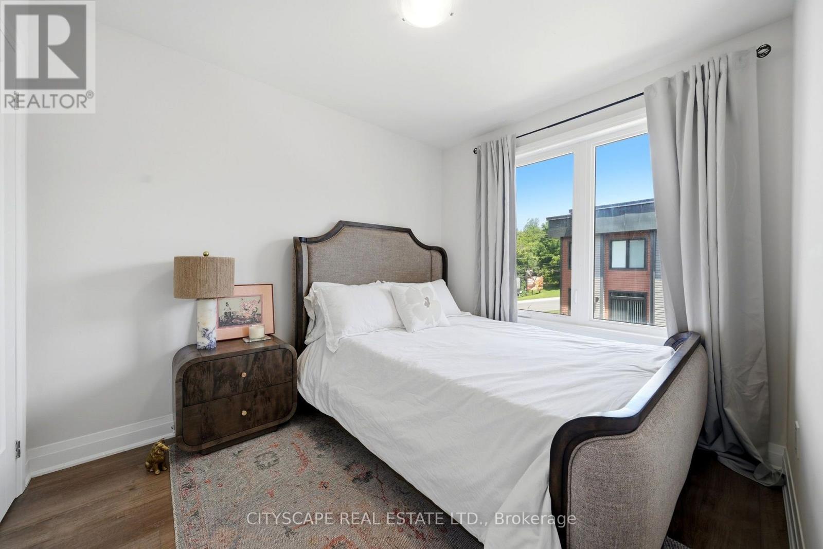 28 - 2 Willow Street, Brant, ON - Indoor Photo Showing Bedroom