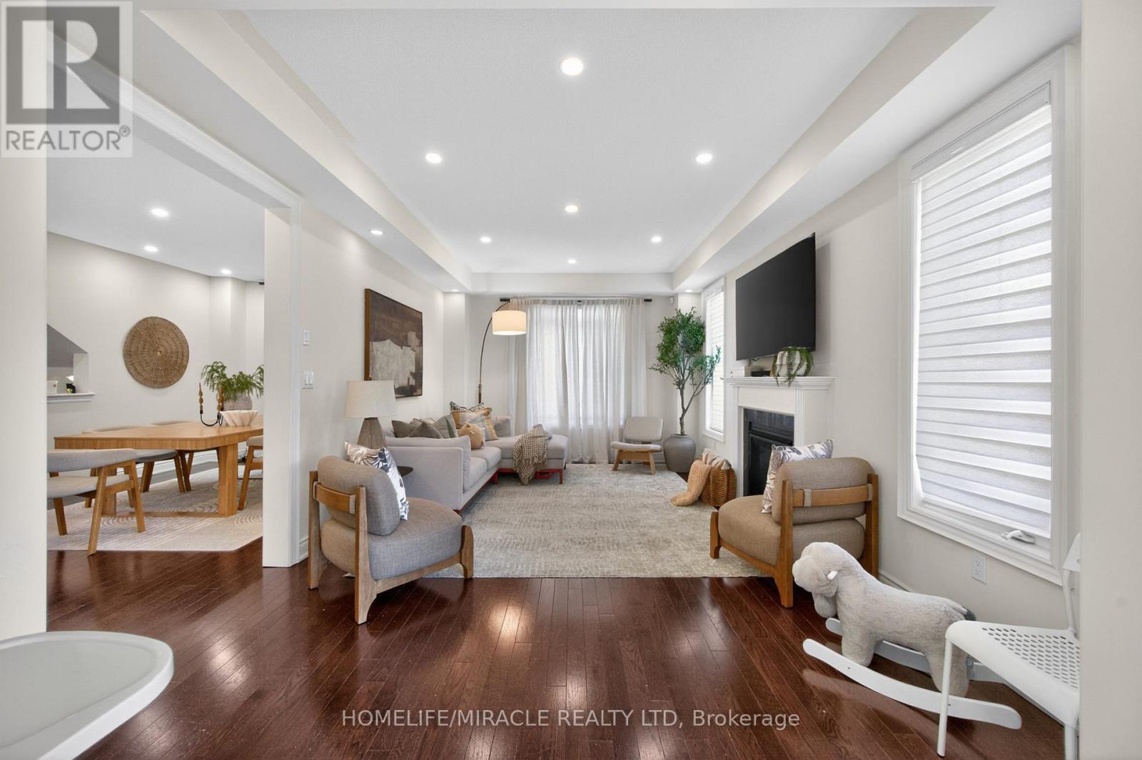 220 Great Falls Boulevard, Hamilton, ON - Indoor Photo Showing Living Room With Fireplace