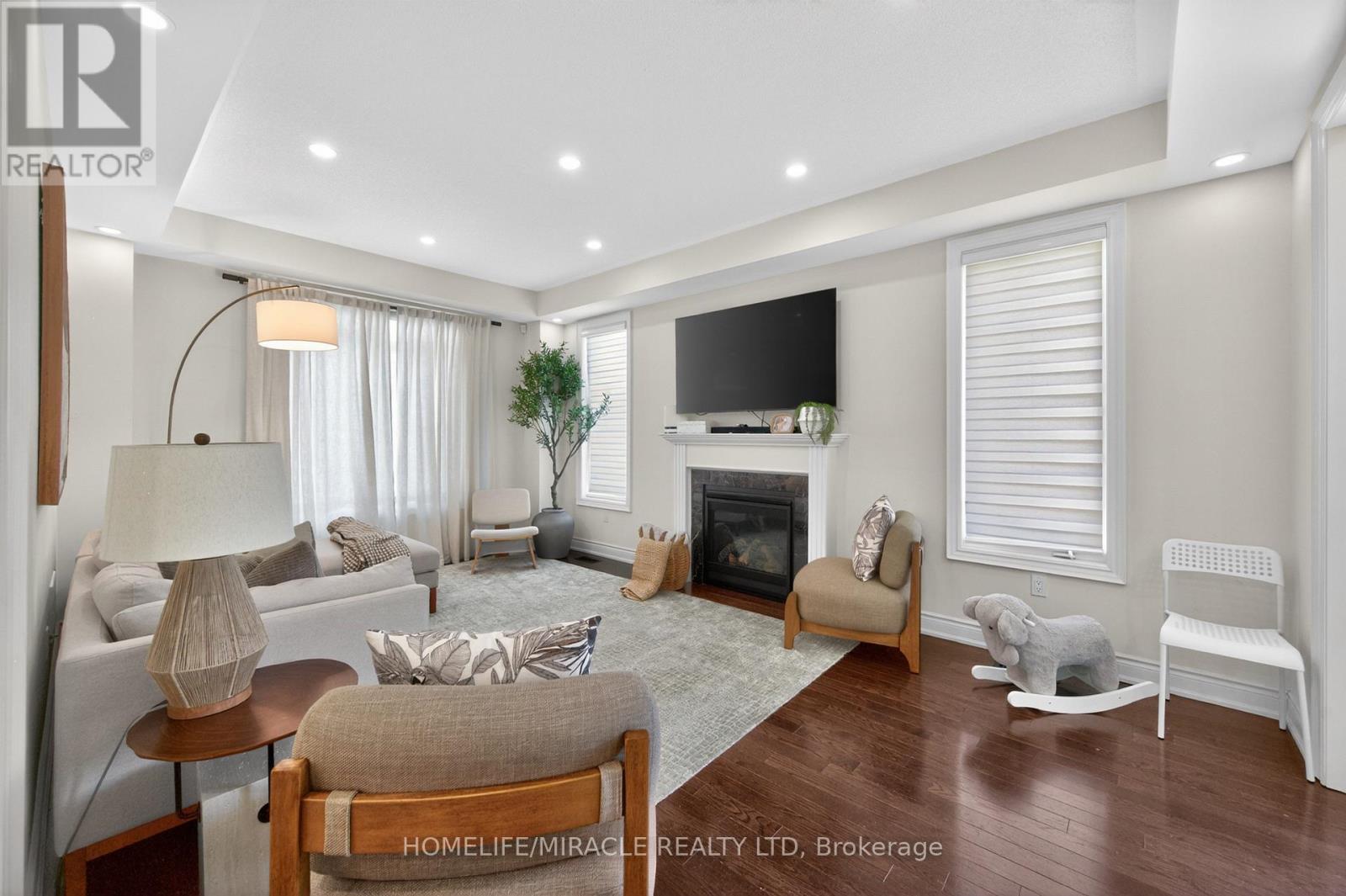 220 Great Falls Boulevard, Hamilton, ON - Indoor Photo Showing Living Room With Fireplace