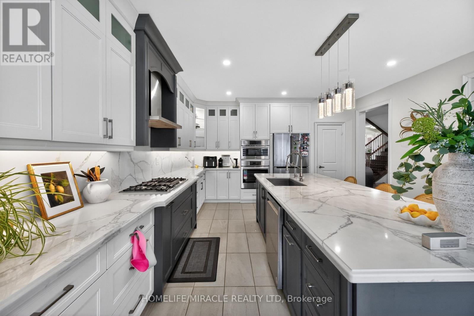 220 Great Falls Boulevard, Hamilton, ON - Indoor Photo Showing Kitchen With Upgraded Kitchen