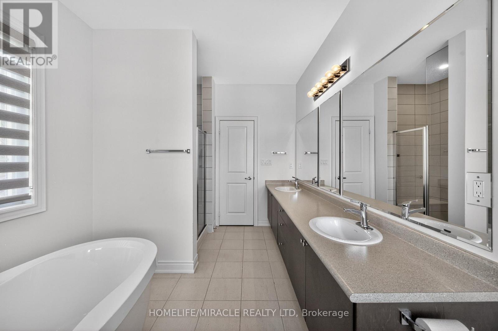 220 Great Falls Boulevard, Hamilton, ON - Indoor Photo Showing Bathroom