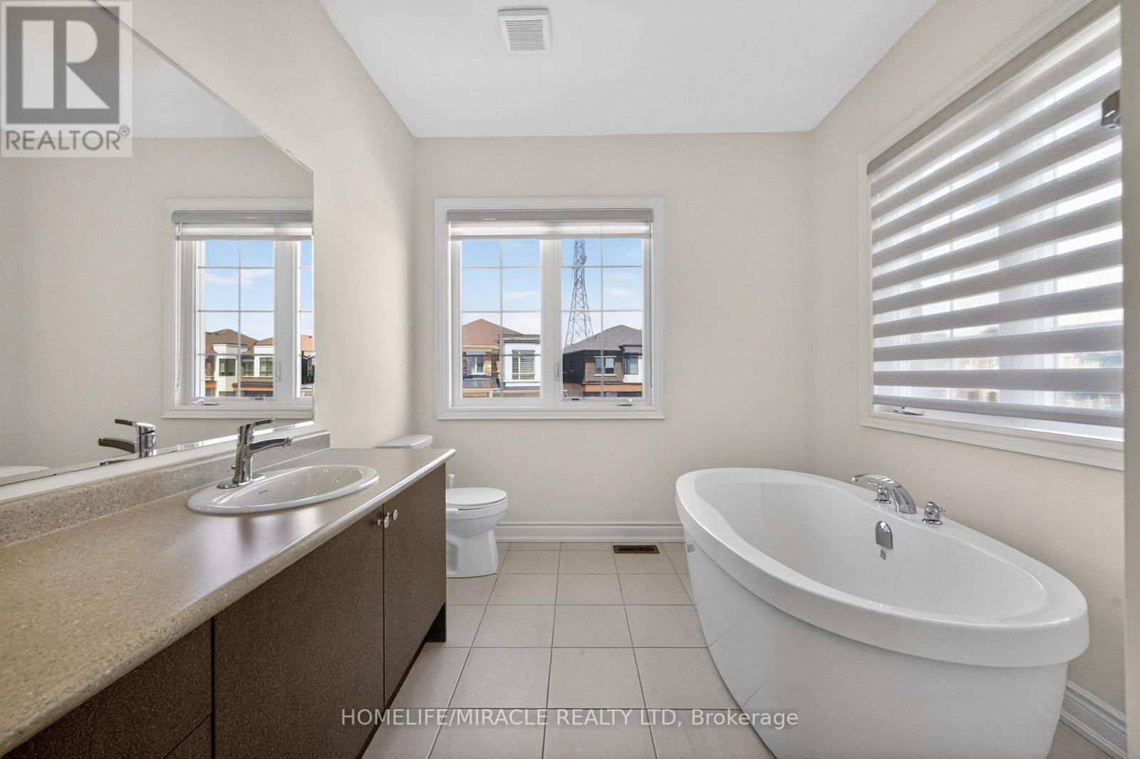 220 Great Falls Boulevard, Hamilton, ON - Indoor Photo Showing Bathroom