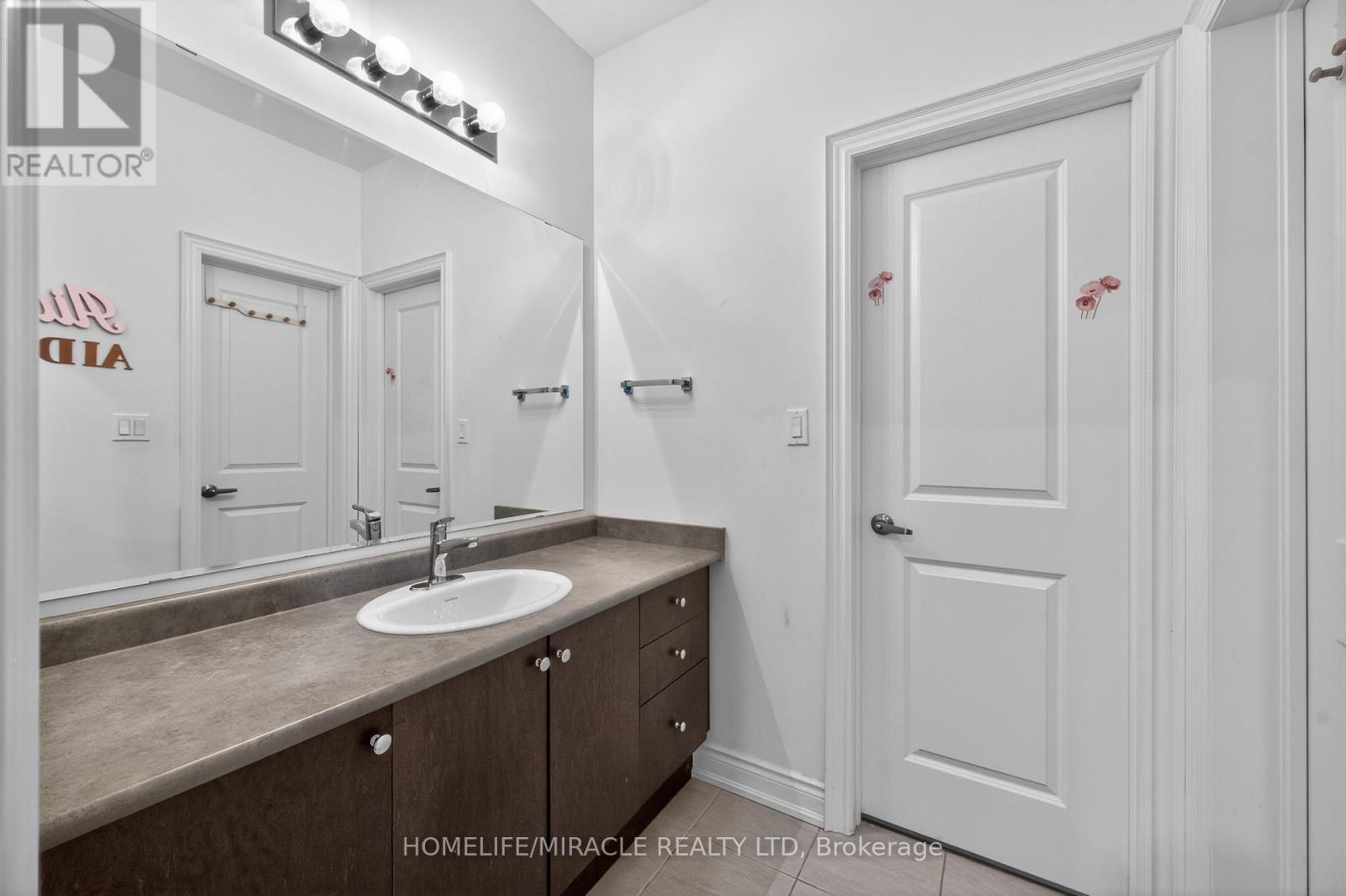 220 Great Falls Boulevard, Hamilton, ON - Indoor Photo Showing Bathroom