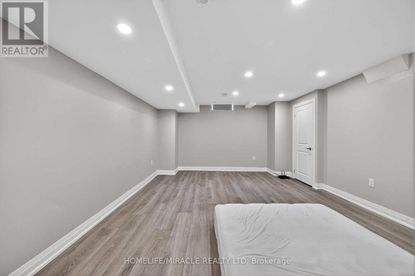 220 Great Falls Boulevard, Hamilton, ON - Indoor Photo Showing Other Room