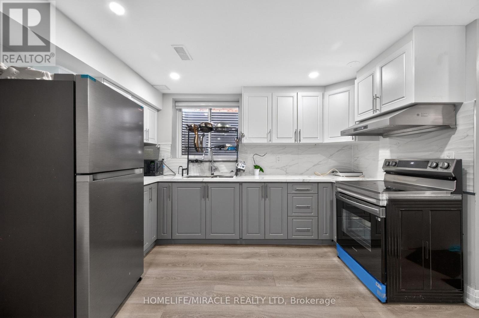 220 Great Falls Boulevard, Hamilton, ON - Indoor Photo Showing Kitchen
