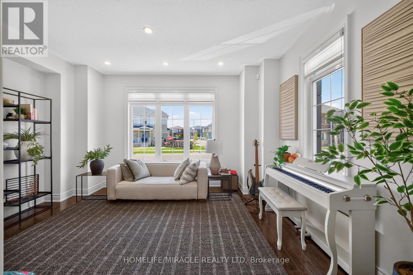 220 Great Falls Boulevard, Hamilton, ON - Indoor Photo Showing Living Room