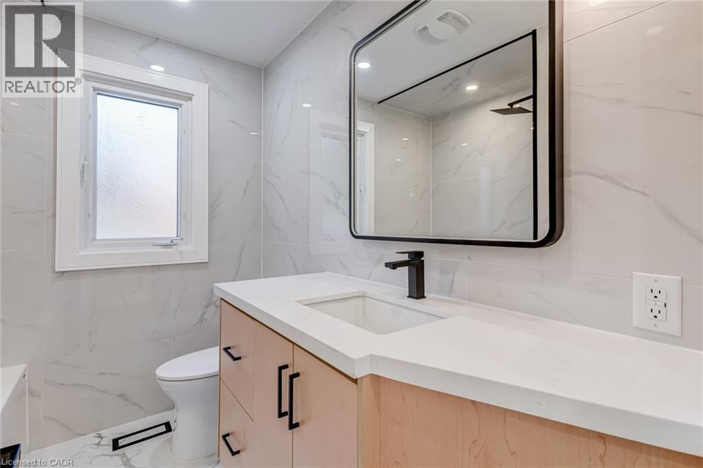 63 Hardale Crescent, Hamilton, ON - Indoor Photo Showing Bathroom