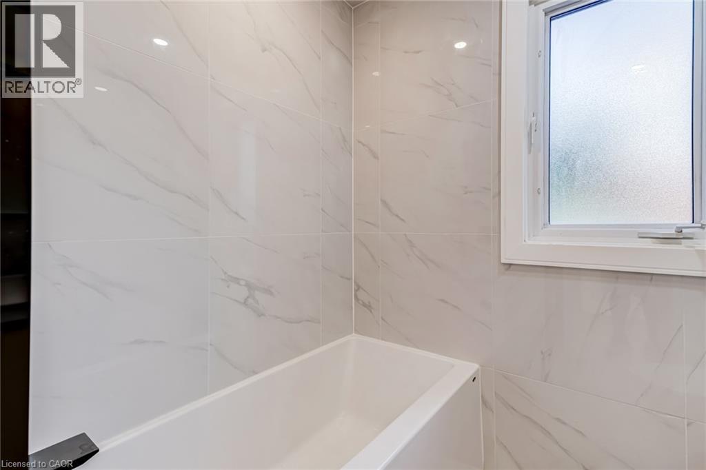 63 Hardale Crescent, Hamilton, ON - Indoor Photo Showing Bathroom