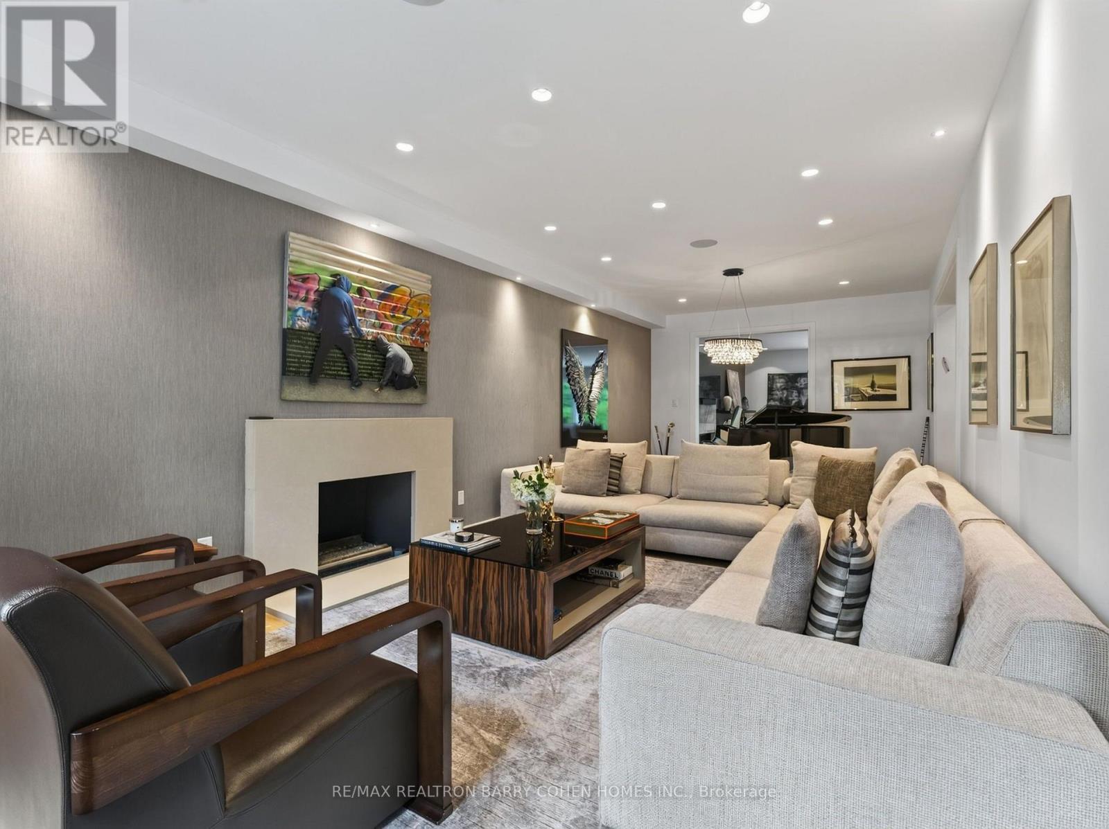 7 Glen Rush Boulevard, Toronto, ON - Indoor Photo Showing Living Room