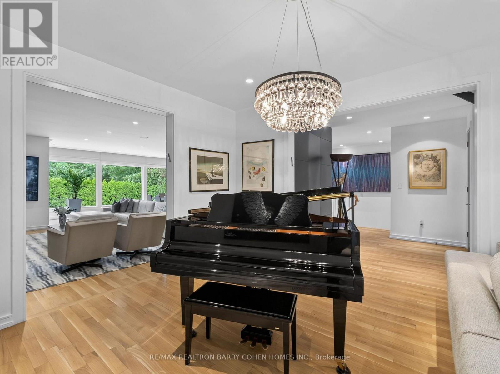 7 Glen Rush Boulevard, Toronto, ON - Indoor Photo Showing Living Room