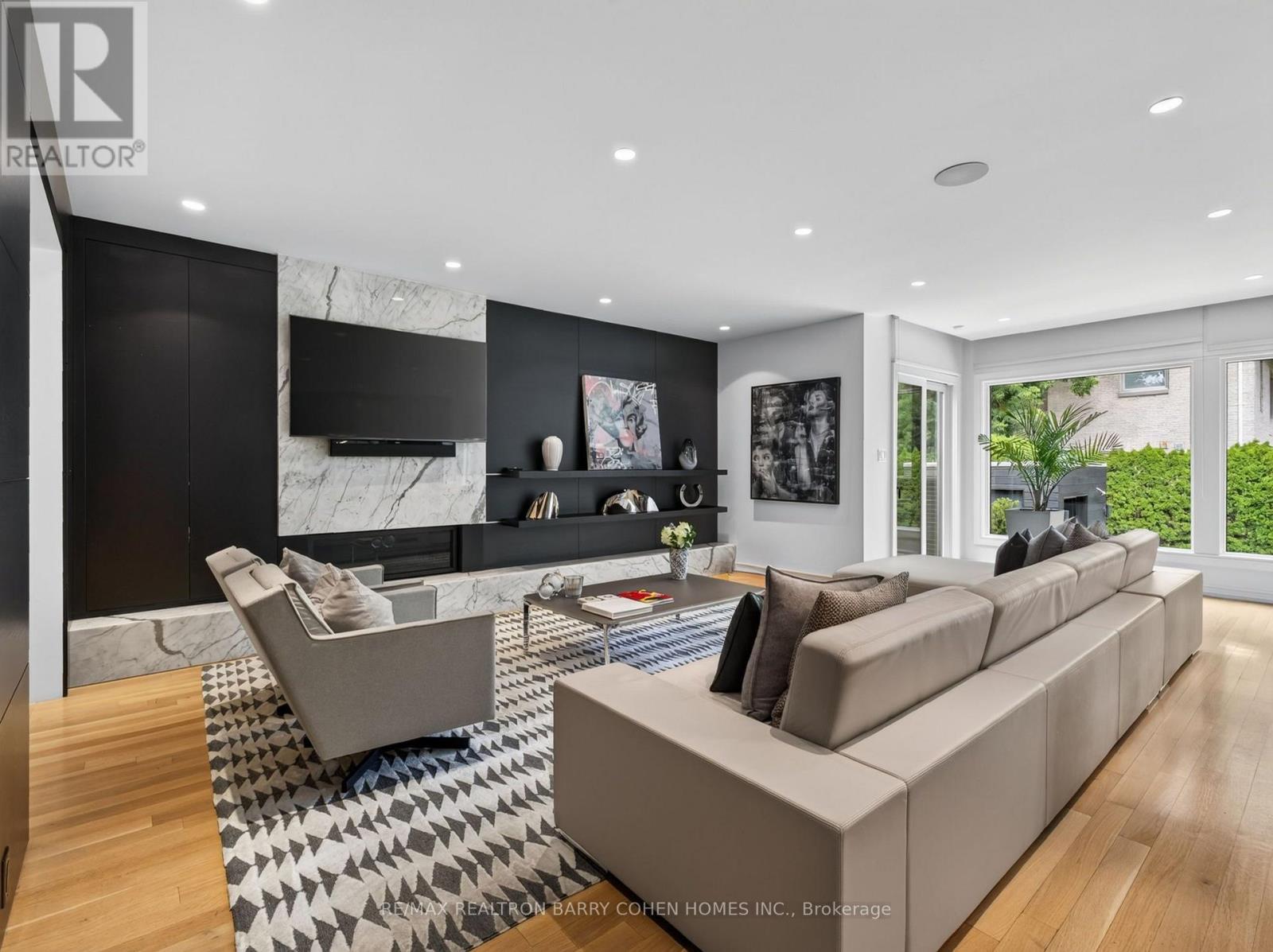 7 Glen Rush Boulevard, Toronto, ON - Indoor Photo Showing Living Room
