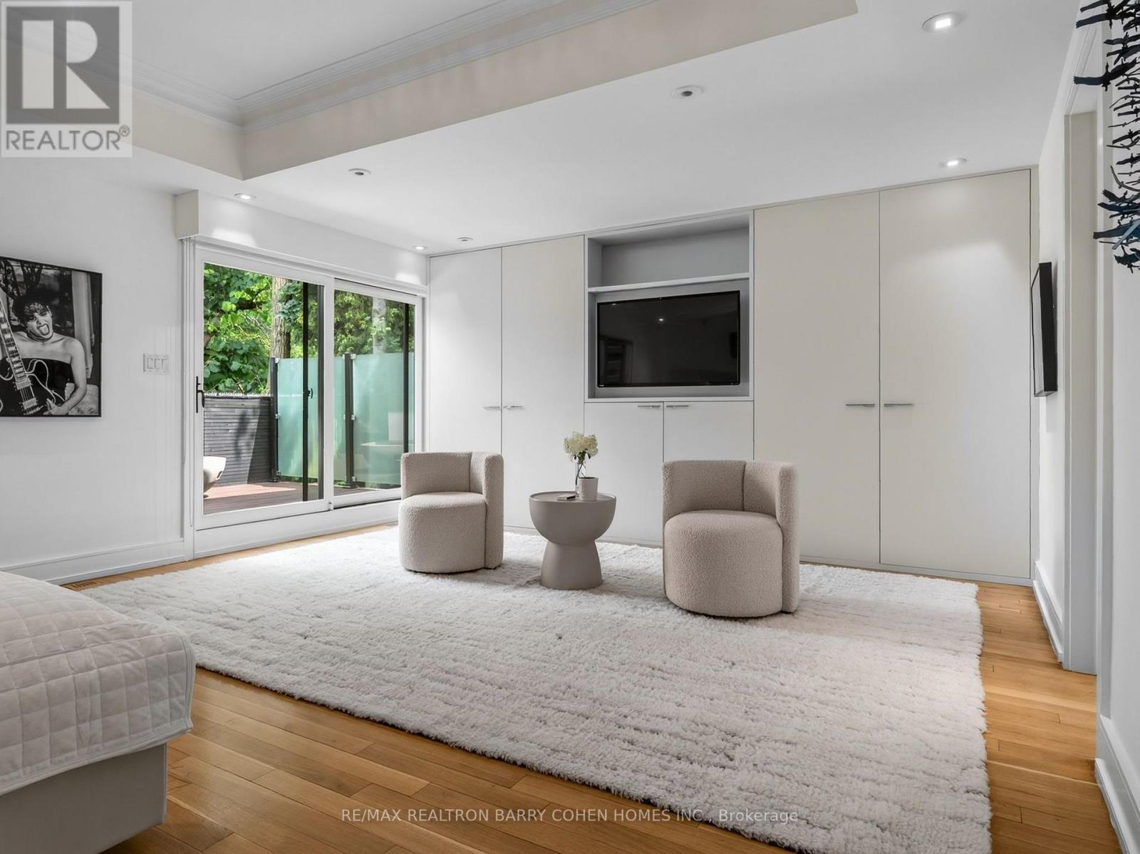 7 Glen Rush Boulevard, Toronto, ON - Indoor Photo Showing Living Room